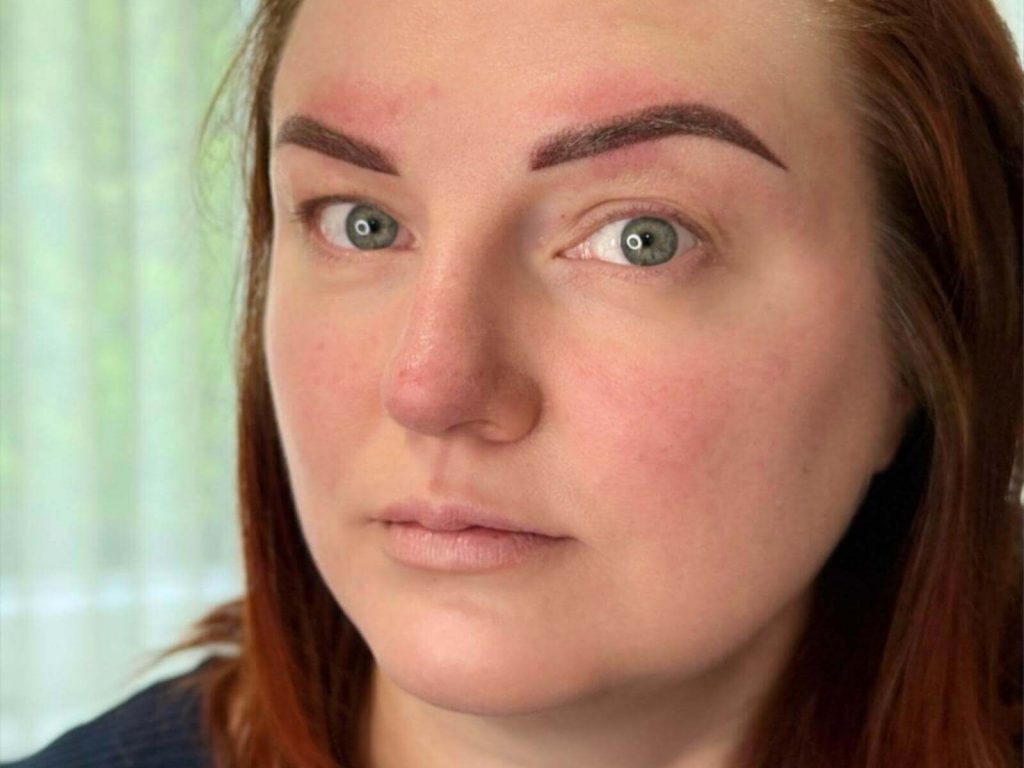 Frisch pigmentierte Powder Brows – präzise Schattierung und klare Definition