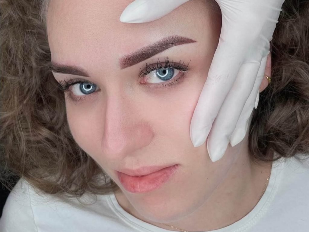 Frisch pigmentierte Powder Brows – sanfte Pudertechnik bei Xenia Frank