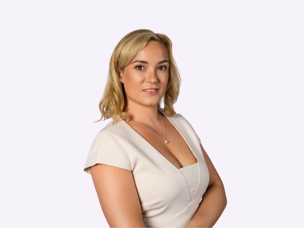 Portrait von Xenia Frank, Permanent Make-up Artistin in Salach, spezialisiert auf Powder Brows, Lippen und Remover-Behandlungen.